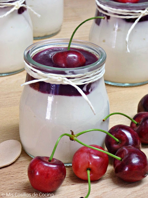 Vasitos De Crema De Queso Y Salsa De Cerezas
