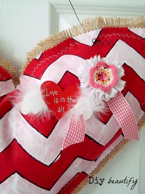 procurando algo único para pendurar na sua porta este Valentim? Faça este coração de estopa! Instruções passo a passo incluídas no DIY beautify!