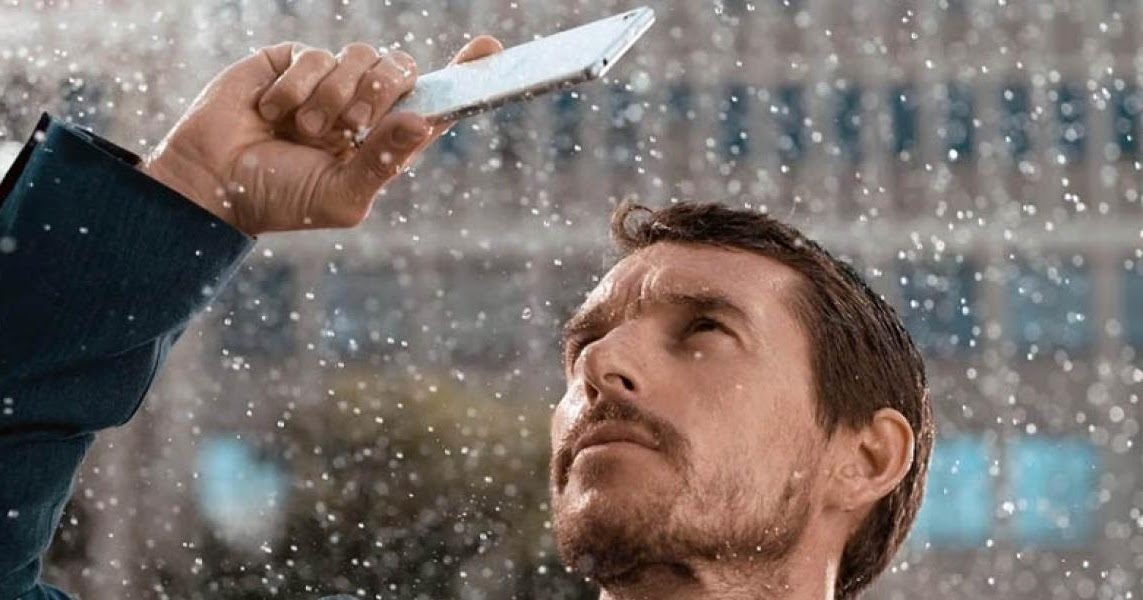 Стоит под дождем. Rain call. Between the raindrops. Джонни дожди. Весенний дождь.