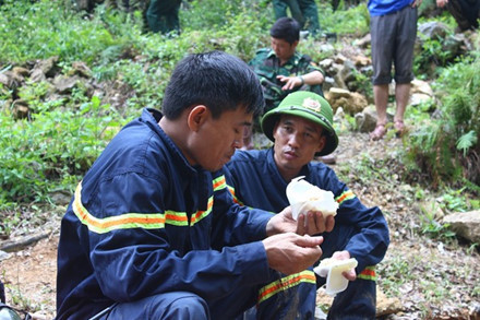 Toan canh ngay thu hai giai cuu cac nan nhan dao vang bi mac ket - Anh 4