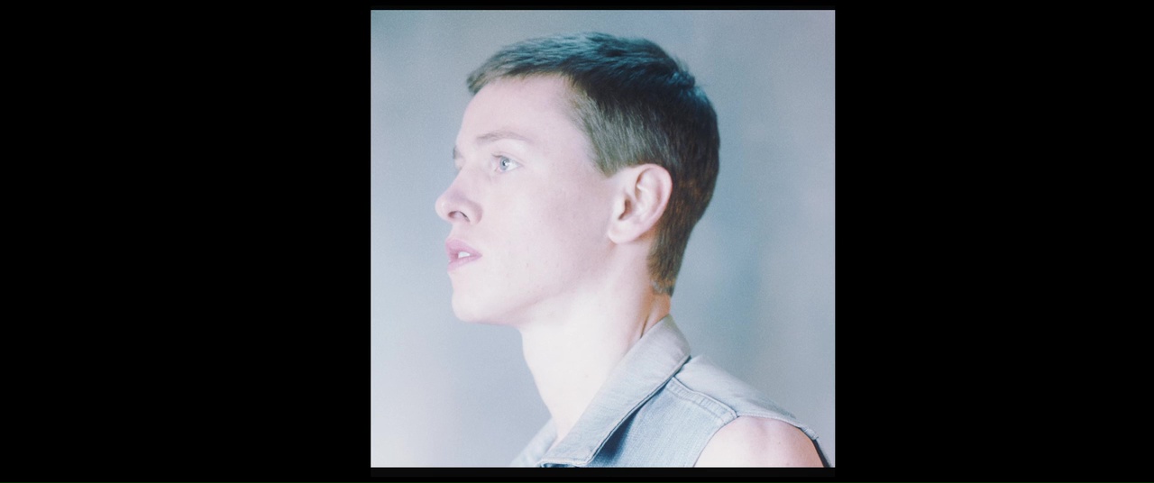 ausCAPS Harris Dickinson shirtless in Postcards From London