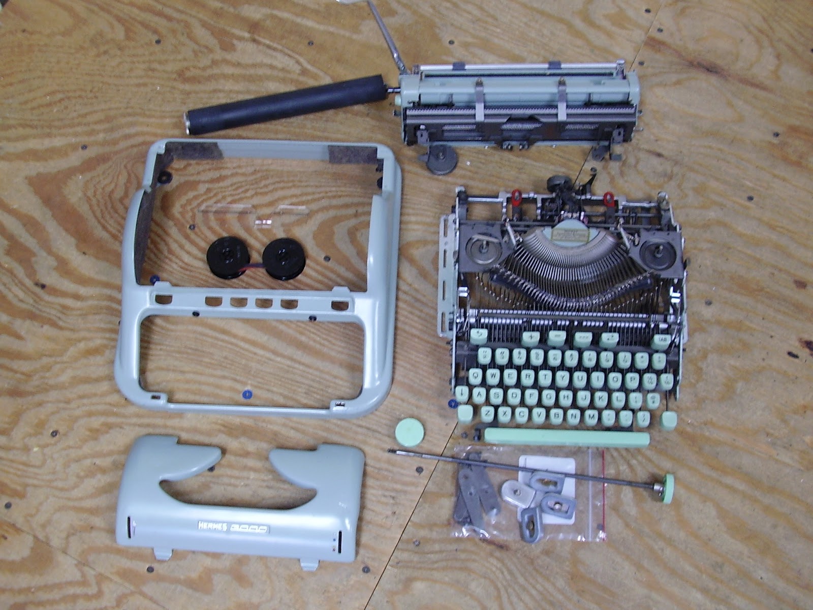 Fountain Pens & Typewriters This is the Rounded Body Hermes 3000 Taken Apart