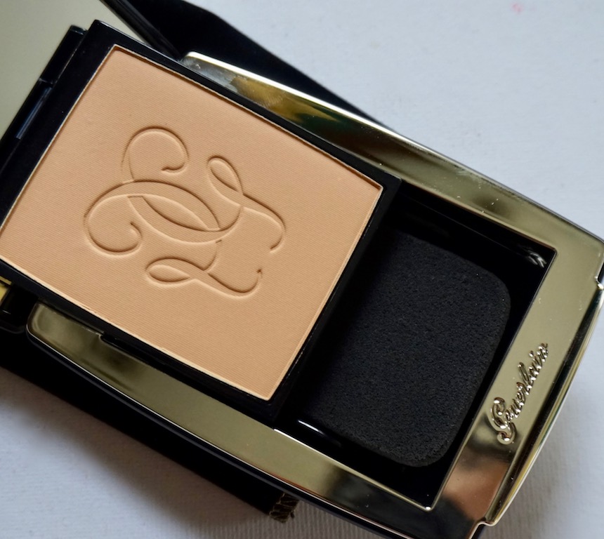 Guerlain Parure Gold Gold Radiance Powder Foundation in 04 Beige Moyen  Review + Swatch + Price