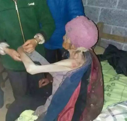 Kurung Ibu Sendiri di Kandang Babi, Netizen Langsung Mengutuk Pasangan Ini Kurung Ibu Sendiri di Kandang Babi, Netizen Langsung Mengutuk Pasangan Ini