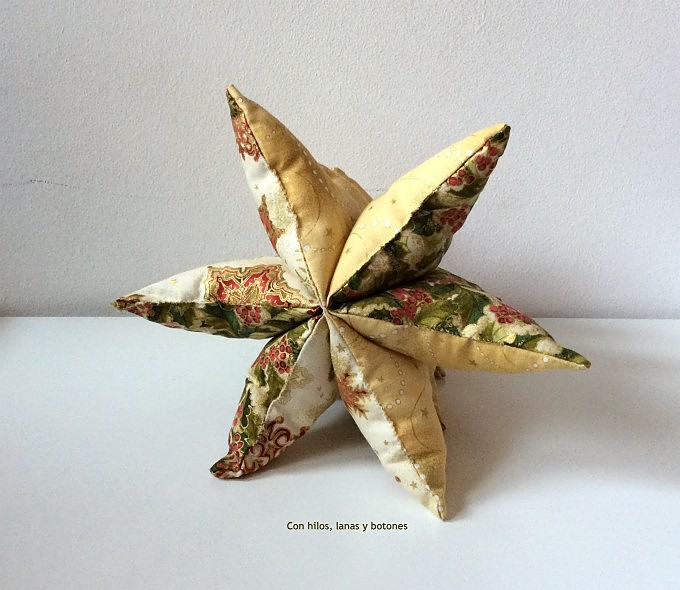 Con hilos, lanas y botones: DIY Árbol de navidad de tela