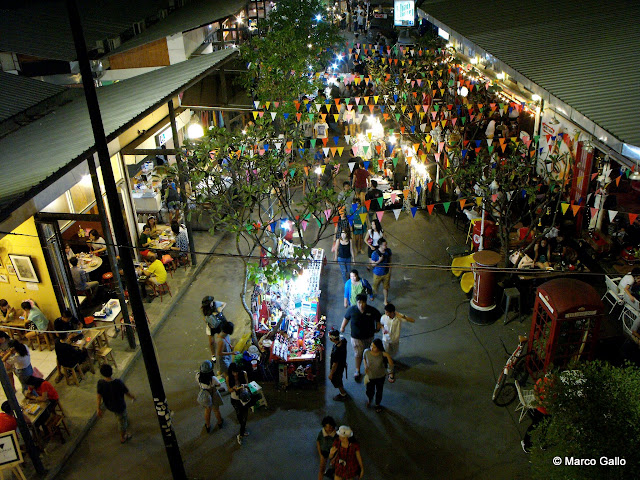 JJ GREEN MARKET, MERCADO NOCTURNO DE FIN DE SEMANA, BANGKOK. TAILANDIA