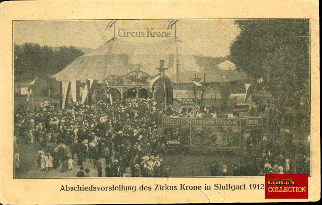 La foule se rue sur l'entrée du cirque Allemand Krone 