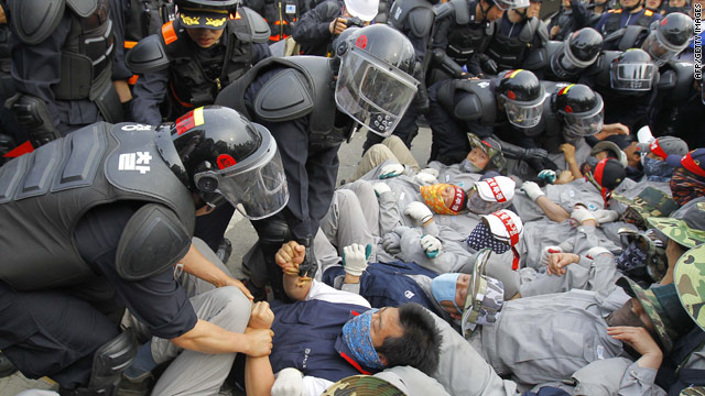Enfrentamiento entre policía y manifestantes en Corea del Sur