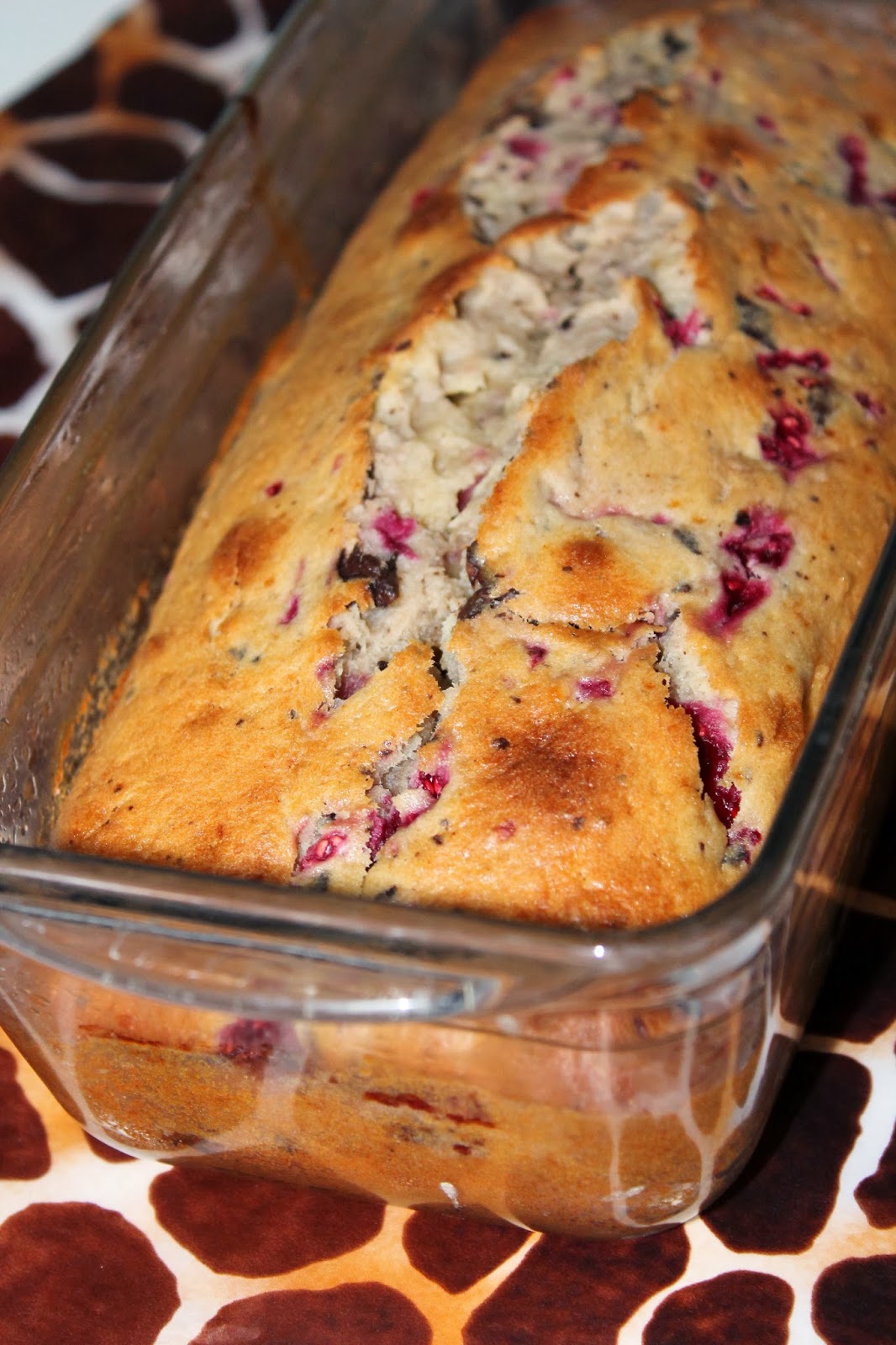 Cake à la banane, framboises et chocolat