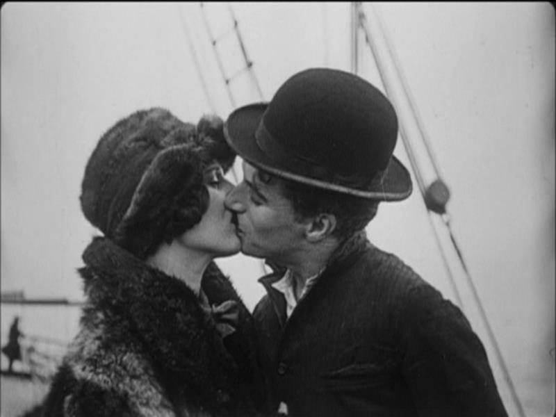 Fotograma final de la película: The Gold Rush que muestra a Charlot besando a la chica