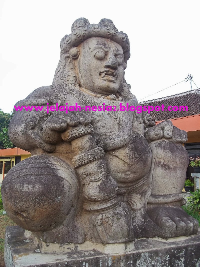 Dua Patung Raksasa Yang Menyeramkan Di Singosari - Malang - Kompasiana.com
