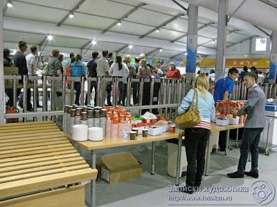 Люди в очереди за едой в столовой Деревни Универсиады