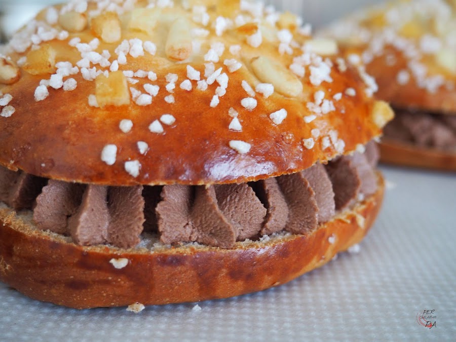 Coca de brioche, con piñones, naranja y jengibre confitados y rellena de trufa de chocolate