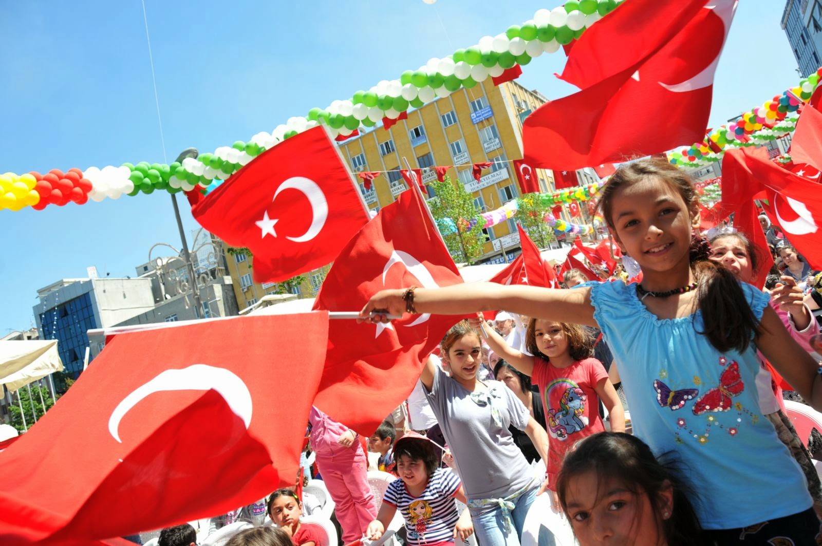 23 апреля в турции какой праздник. День национального суверенитета и детей в Турции. День национальной независимости и детей Турции. Турция с детьми. Турция праздник дети независимости.