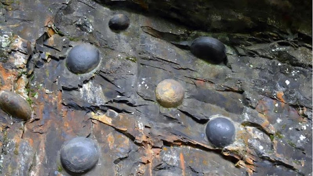 Crazy wall in China lays stone or round stone eggs.