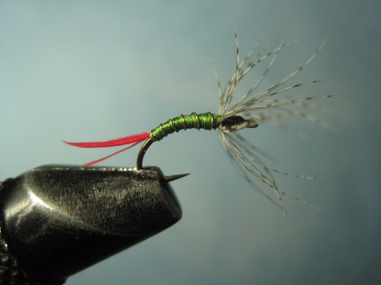 мушка шитик на хариуса. мушка река. мушка река. нахлыстовая муха овод. мушки на хариуса черная речка.