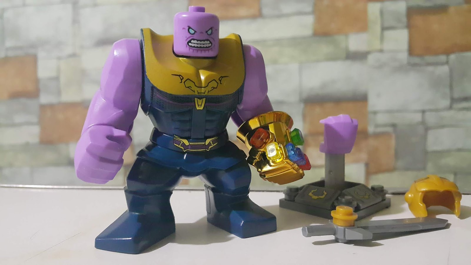 lego thanos no helmet