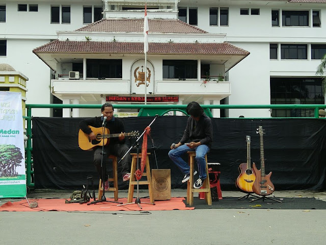 Keren, Seniman Medan Protes ke Walikota dengan Konser Jalanan Keren, Seniman Medan Protes ke Walikota dengan Konser Jalanan
