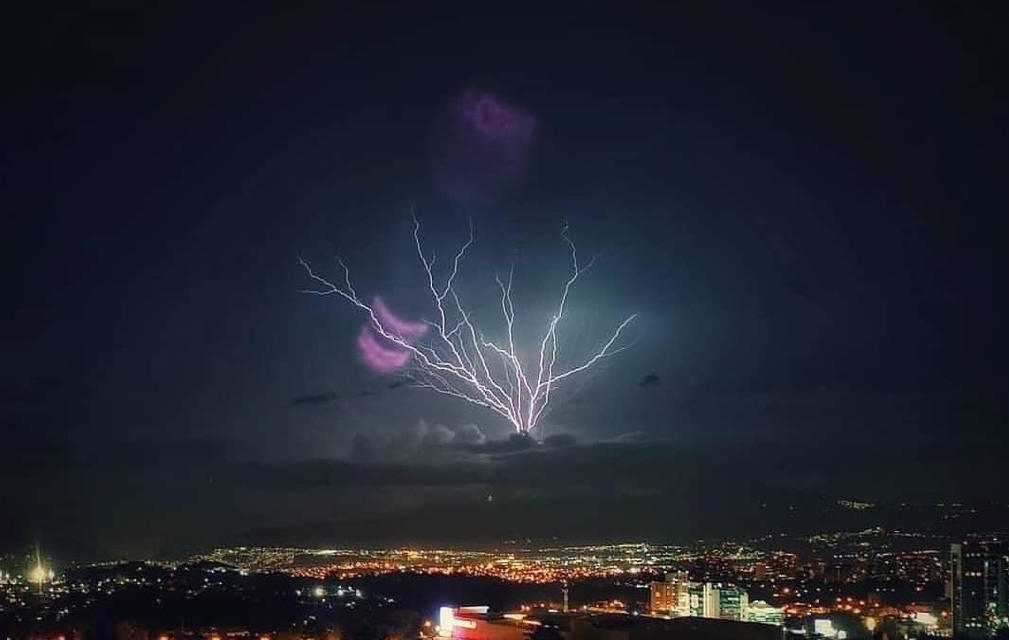 Impressionante temporale con fulmini sul Vulcano “de Agua” in Guatemala