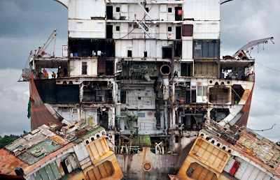 صورة لعمال في ميناء ببنغلادش حيث فازت بمسابقة ناشيونال جيوغرافيك للتصوير عام 2010