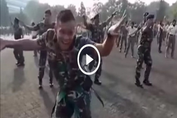Слушать звук драки. Танцующий солдат взорвал интернет. Малазийские солдаты танцуют. Солдаты пляшут. Американский солдат танцует.