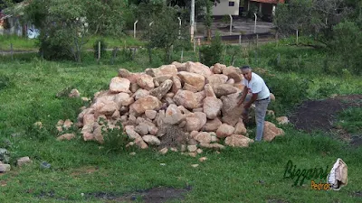 Bizzarri fazendo o que gosta, garimpando pedras na pedreira. Na foto procurando pedra moledo sendo pedra de cor bege. Pedra para revestimento de pedra, pedras para muro, pedras para parede, pedras para paisagismo e pedras para lagos ornamentais.