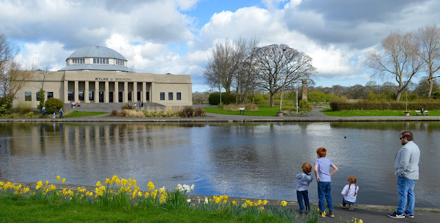 Exhibition Park Newcastle |  Wylam Brewery by the boating lake with daffodils in bloom