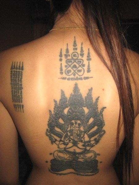 Chica con tatuaje tailandes