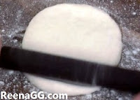 कैसे बनाएं पिज्जा बेस बनाने की विधि | Pizza Base Recipe in Hindi