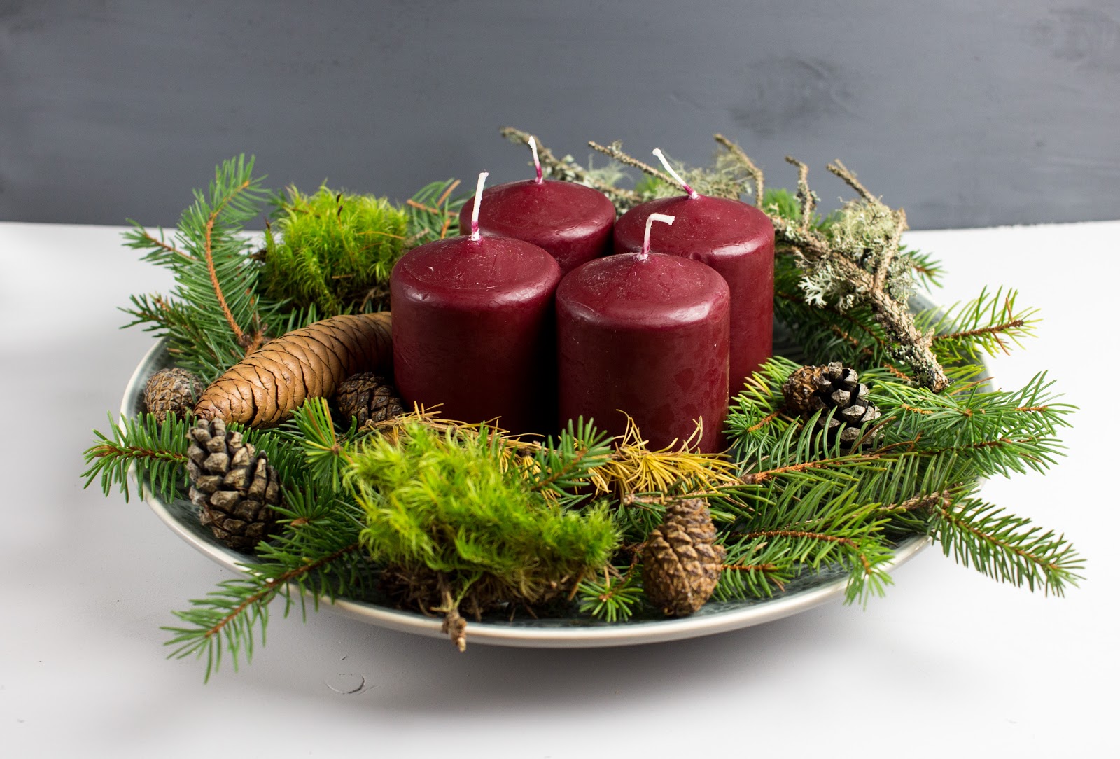 Adventsdeko - moderner Adventskranz - Tellerdeko mit Kerzen - Naturmaterialien - natürlich - einfach - schnell - kostenlos - günstig - weihnachtlich - festlich - DIY - do it yourself - selber machen - basteln - Anleitung