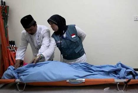 Petugas medis saat mengecek jamaah haji Indonesia yang meninggal. Petugas medis saat mengecek jamaah haji Indonesia yang meninggal.