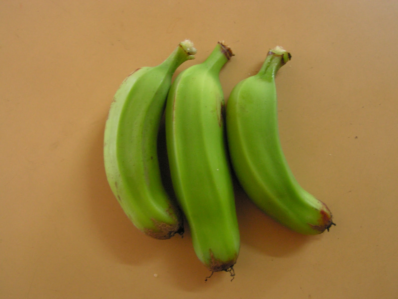 Можно есть зеленые бананы. Маленькие зеленые бананы. Бананы зеленые Сибирские. Незрелые бананы. Зеленые бананы сорт.