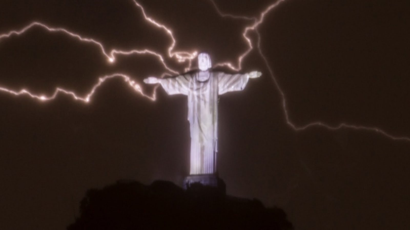 LIGHTENING STRIKES JESUS STATUE IN RIO DE JANEIRO