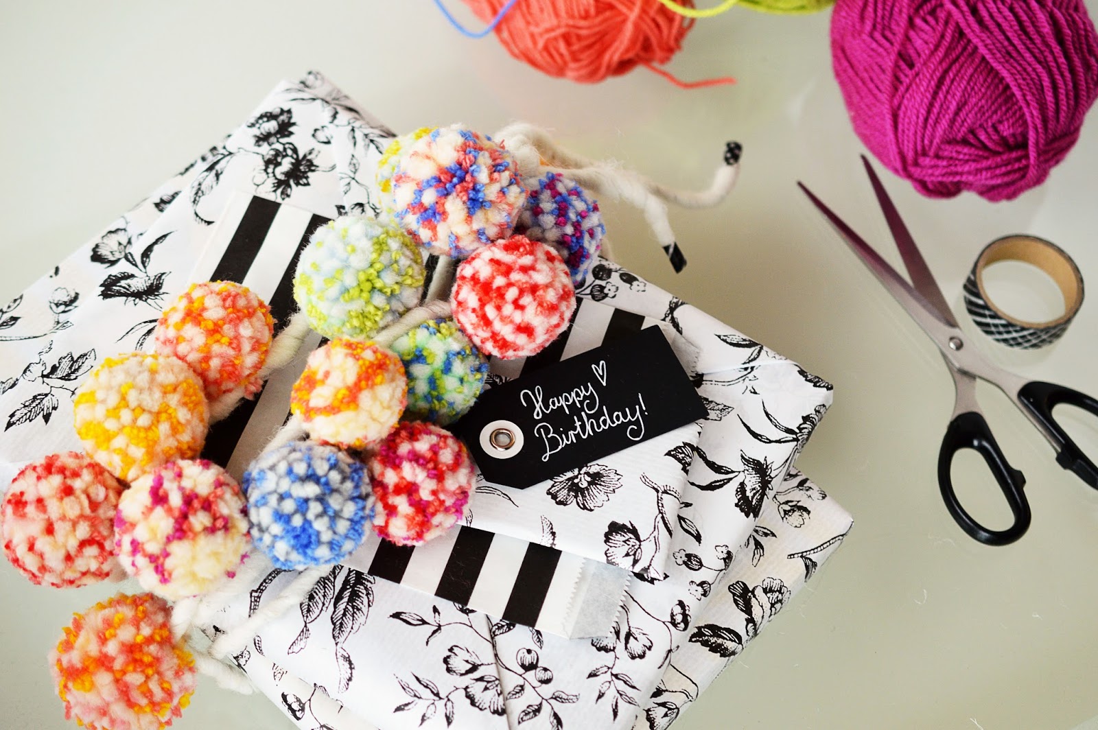 Pom Pom Delight DIY GARLAND GIFT WRAPPING Motte