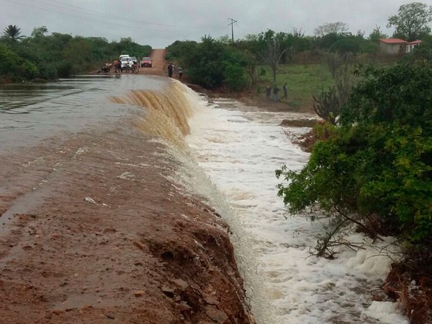 BA-120, entre Riachão e Conceição do Coité, também foi invadida pela água (Foto: Walfredo Júnior / Prefeitura de Riachão do Jacuípe)