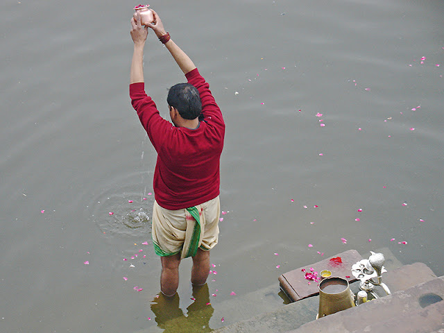 Indien qui fait ses ablutions dans le Gange