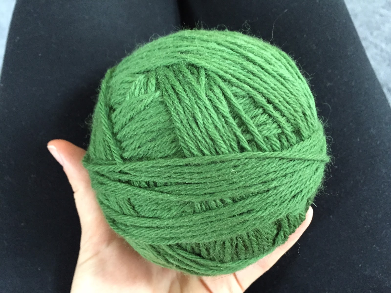 Tutorial How to wind a ball of yarn from a skein