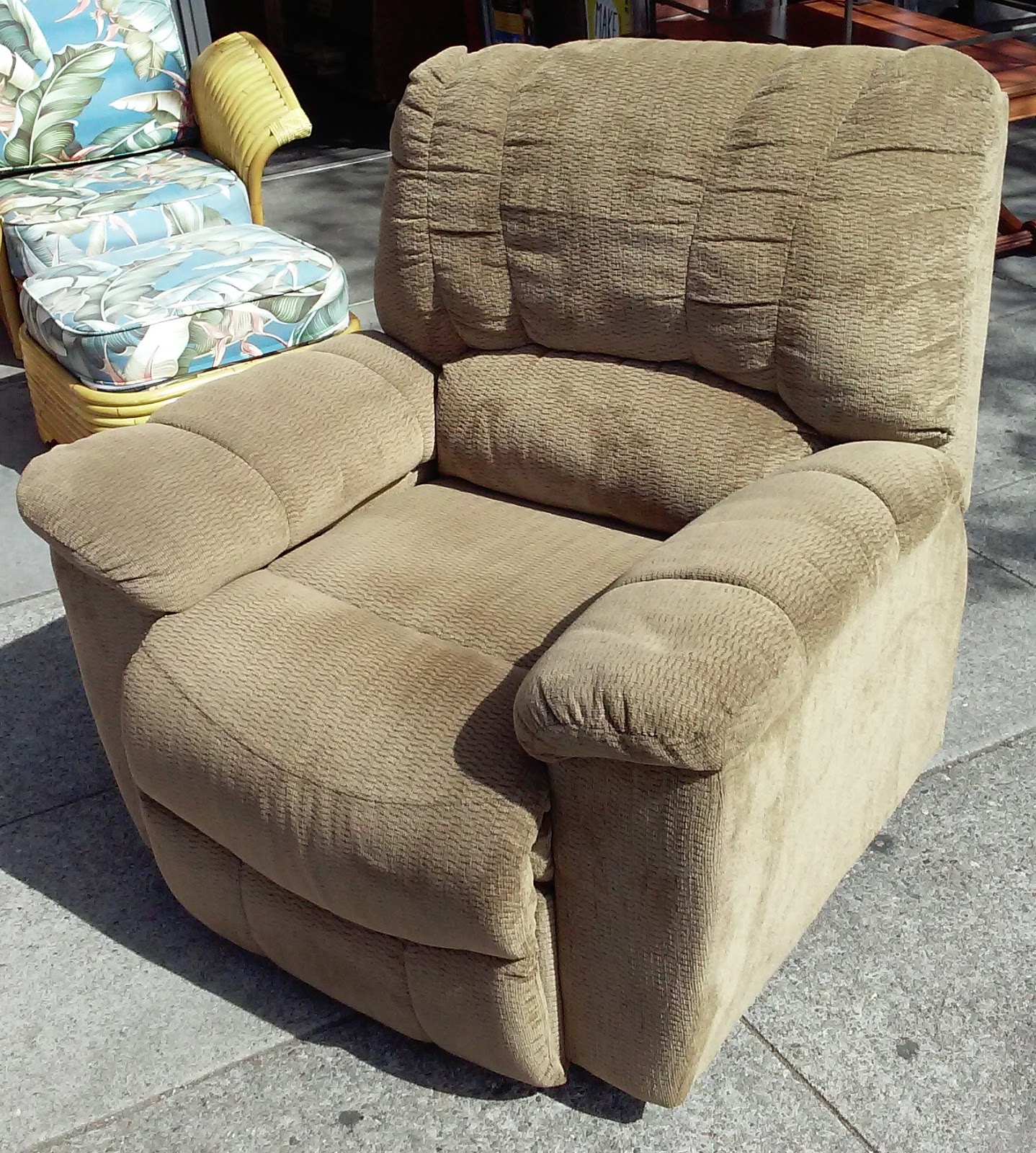 UHURU FURNITURE & COLLECTIBLES SOLD 268 LAZBoy Power Recliner 125