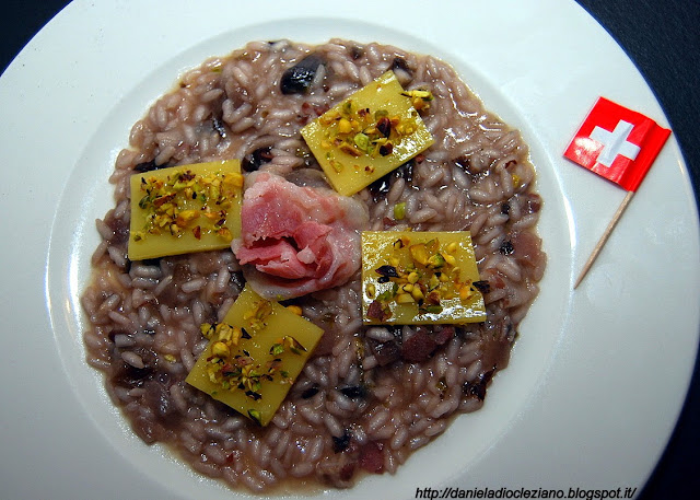 risotto al radicchio con emmentaler dop, pistacchi e pancetta .