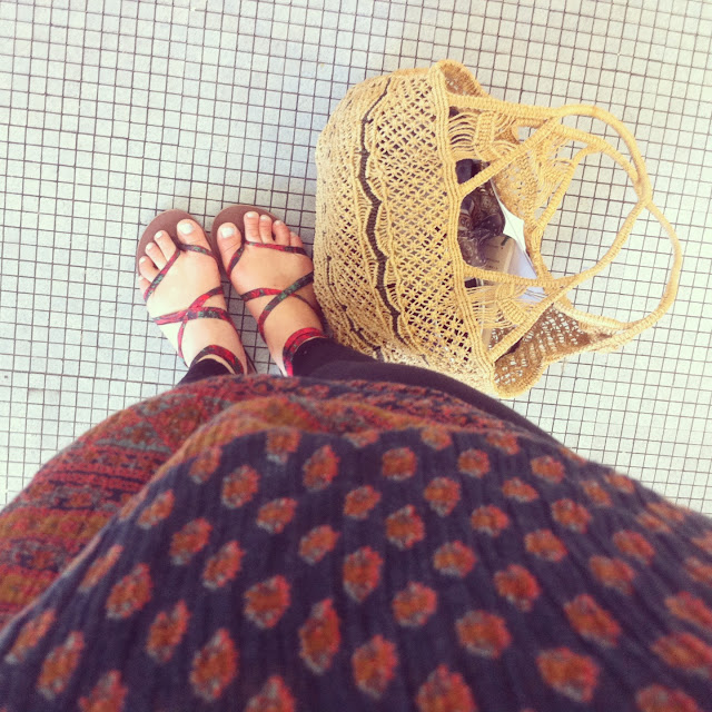 hippie streetstyle POV sseko sandals, crochet bag, ethnic print. 