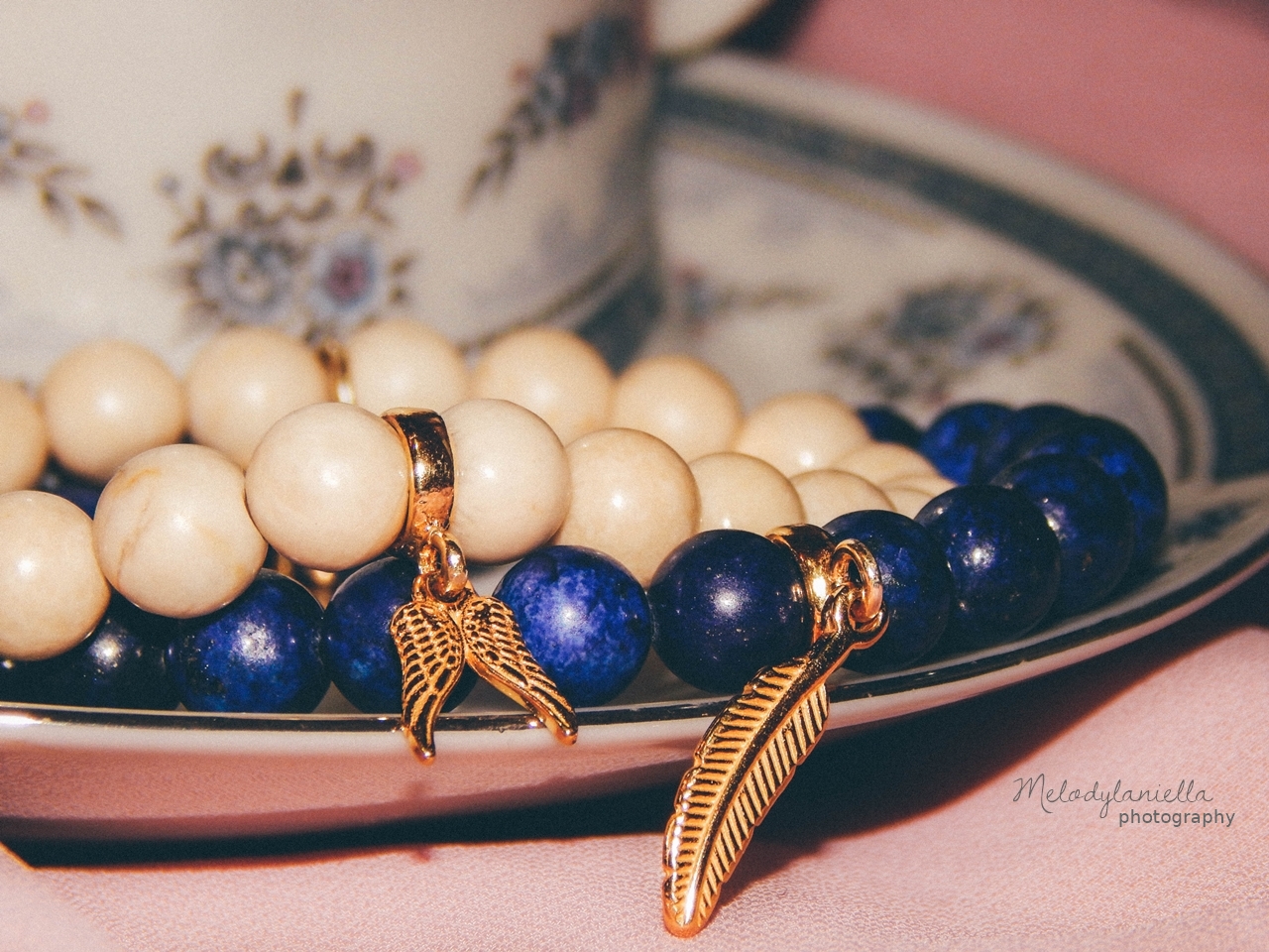 kamienie szlachetne bizuteria jewellery by Ana bizuteria bransoletki marmur charmsy 24k zloto skrzydla piórko marmur lapis lazuli