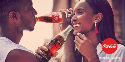 Iklan coca cola di afrika CEwek cantik kulit hitam pegang botol