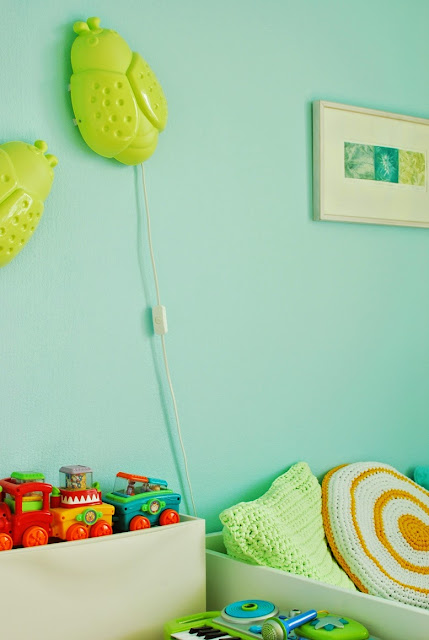 Värikäs lastenhuone - Turkoosi seinä ja Ikean ötökkälamput