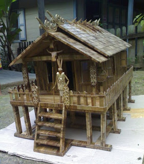 Rumah Lamin telah ditetapkan menjadi rumah tradisional bagi masyarakat Provinsi Kalimantan Timur sejak tahun 1967. Keunikan dari rumah adat ini terletak pada ukuran bangunan, identitas ukiran, dan struktur yang dimiliki. 