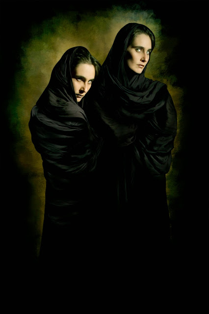 Imagen de dos mujeres cubiertas en mantos negros en actitud sospechosa.
