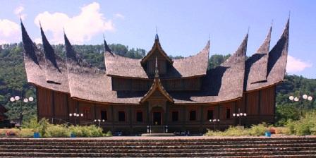 15 Objek Wisata Sumatera Barat Yang Paling Terkenal Ukiran Minangkabau di Istano Silinduang Bulan Khas Rumah Gadang Raja
