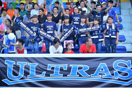 Chùm ảnh: CĐV HAGL 'thổi lửa' trên sân Hàng Đẫy - Ảnh 7 Chum anh: CDV HAGL 'thoi lua' tren san Hang Day - Anh 7