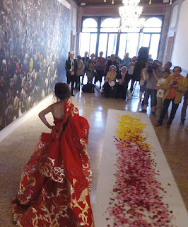 vestito di André Kim -  performance by NAM HONG Venice Biennale 2015