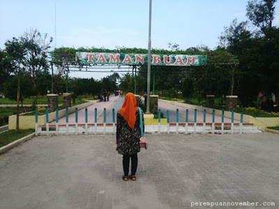 jeruji besi taman buah