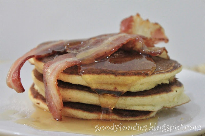 GoodyFoodies: I cooked: American-style pancakes bacon honey